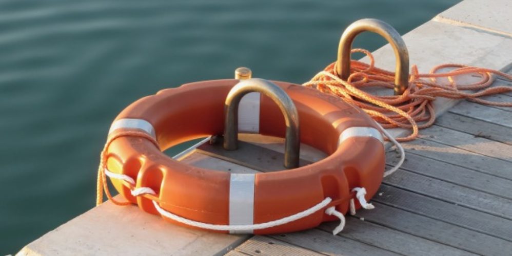 Ein Rettungsring am See.