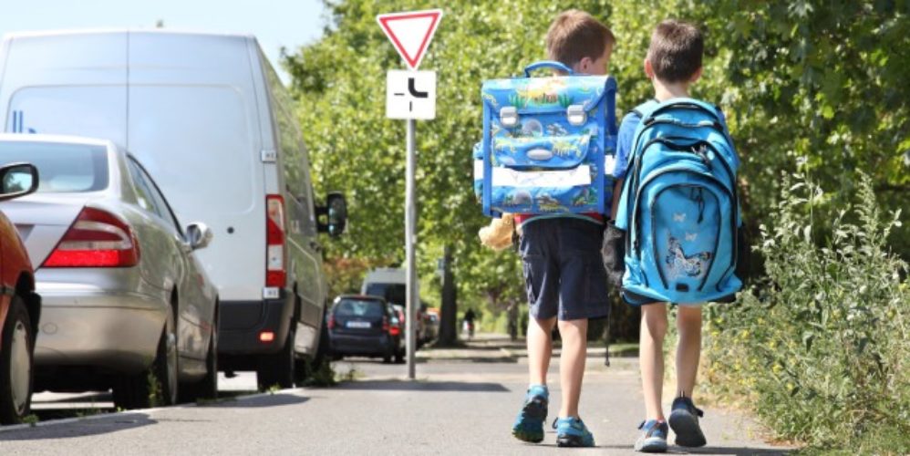 Zwei Jungs auf dem Schulweg.