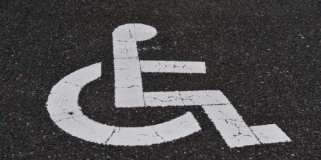Schwerbehindertenpiktogramm auf dem Parkplatz.