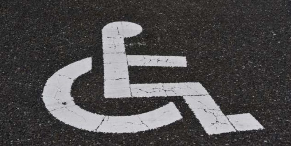 Schwerbehindertenpiktogramm auf dem Parkplatz.