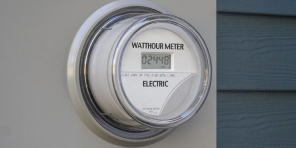 Smart Meter hängt an der Wand.