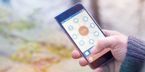 Ein Handy mit einer Smart-Home App.
