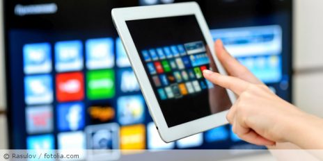 Person bedient den Fernseher mit dem IPad.