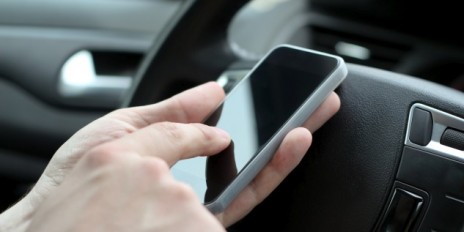 Smartphone_am_Steuer_Fotolia_92454144_Subscription_Monthly_M