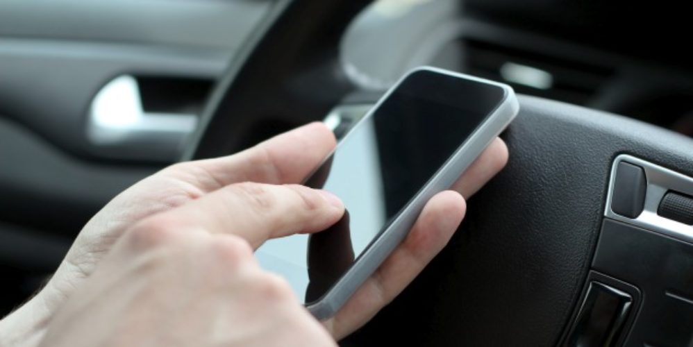 Smartphone_am_Steuer_Fotolia_92454144_Subscription_Monthly_M