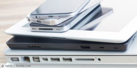 Mehrere Smartphones,Tablets und Laptops auf einen Haufen.
