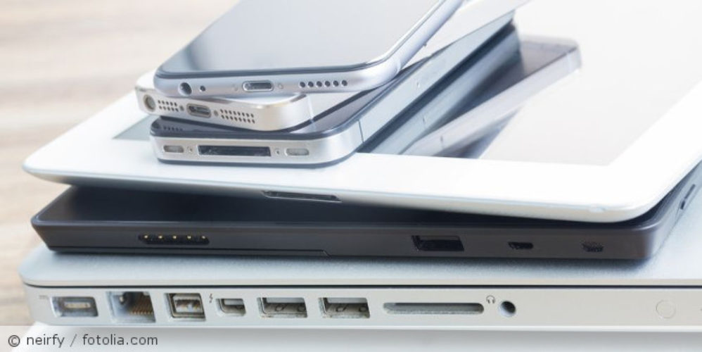 Mehrere Smartphones,Tablets und Laptops auf einen Haufen.
