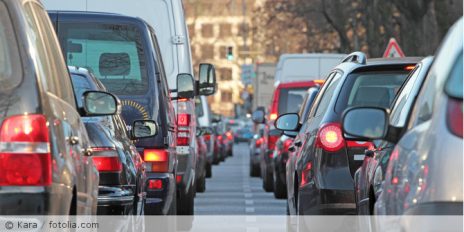 Mehrere Autos die in der Stadt im Stau stehen.
