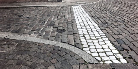 Straße aus Pflastersteinen.