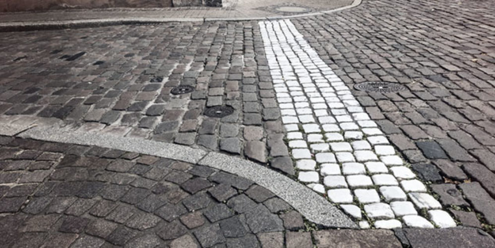 Straße aus Pflastersteinen.