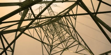 Ein Strommast von unten.