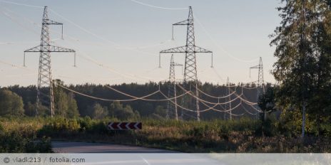 Eine Stromstraße auf einen Feld.