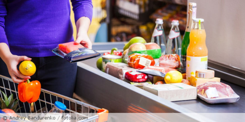 Eine Frau an der Kasse im Supermarkt.