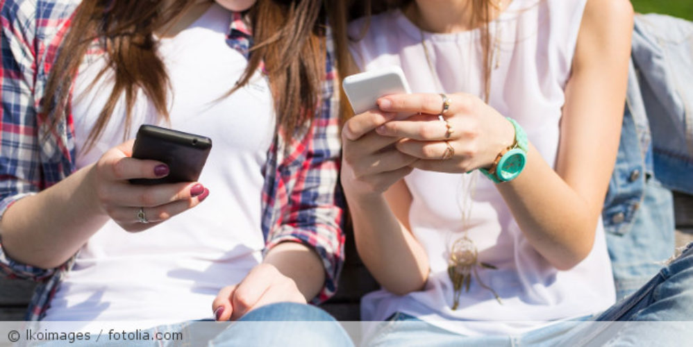 Teenager_Smartphone_fotolia_136945330