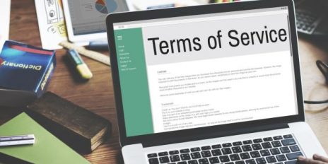 Ein Laptop mit den Terms of Service.