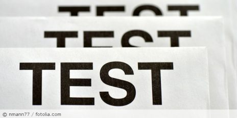 Mehrere Schilder mit der Aufschrift "TEST".