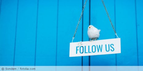 Ein Schild mit der Aufschrift "FOLLOW US".