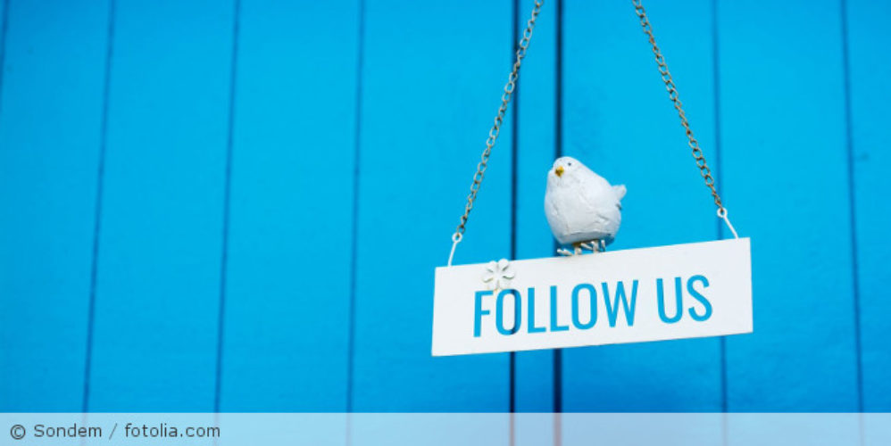 Ein Schild mit der Aufschrift "FOLLOW US".