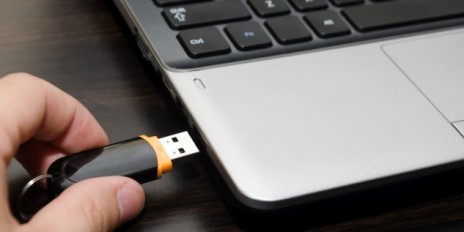 Ein USB-Stick in einem Laptop.