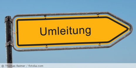 Ein Verkehrsschild mit der Aufschrift "Umleitung".