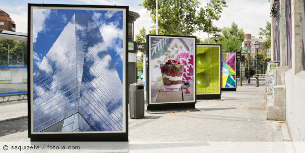 Mehrere Verkaufsdisplays in einer Reihe.