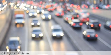 Mehrere Autos im Verkehr.