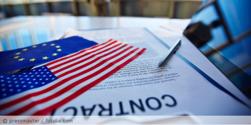 Vertragstext mit Abbildung der Flaggen von EU und USA