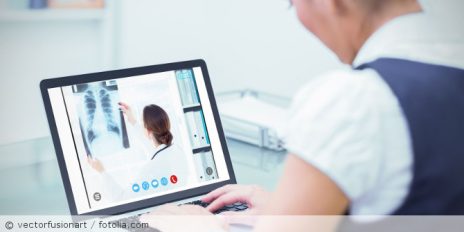 Eine Frau die eine Videosprechstunde per Laptop hat.