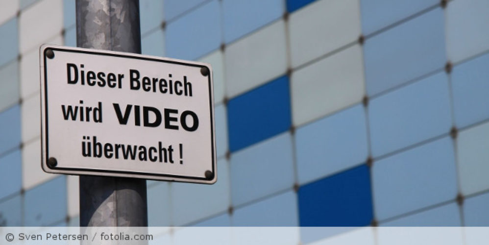Ein Schild mit der Aufschrift "Dieser Bereich wird VIDEO überwacht".