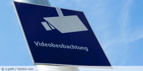 Ein Schild mit den Hinweis auf Videoüberwachung.