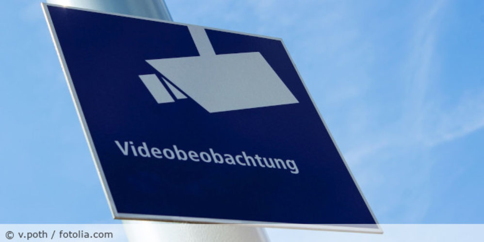 Ein Schild mit den Hinweis auf Videoüberwachung.