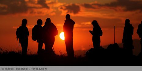 Mehrere Menschen wandern.