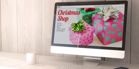 Ein Computer mit einer Weihnachtsshopping-Webseite.