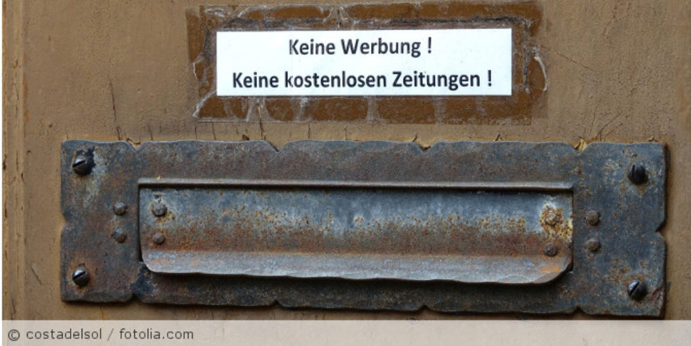 Ein Schild über einen Briefkasten mit folgender Aufschrift "Keine Werbung! Keine kostenlosen Zeitungen!"