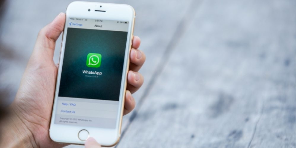Ein Handy mit WhatsApp.