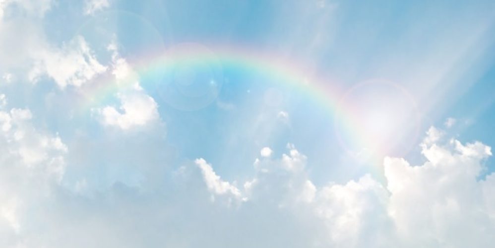 Wolken mit einen Regenbogen.