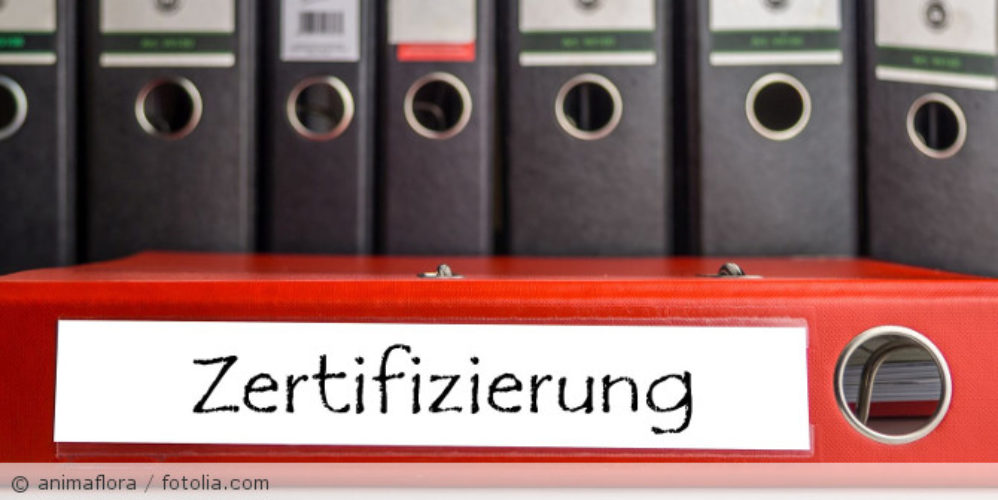 Ein Ordner mit der Aufschrift "Zertifizierung".