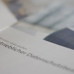 Bücher über den Betrieblichen Datenschutzbeauftragten liegen im Vordergrund.