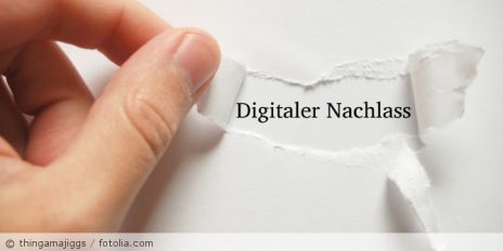Aufgerissenes Papier mit der Aufschrift "Digitaler Nachlass".