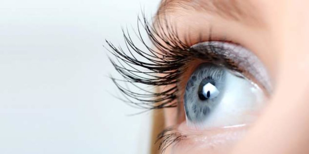 Das Auge einer Frau von nahem fotografiert.