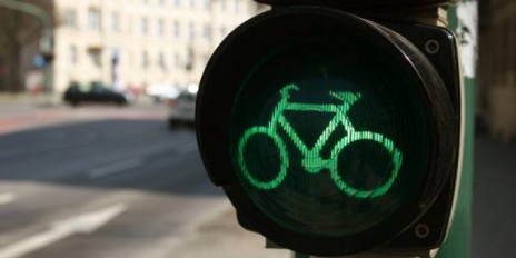 Eine Fahrradampel die auf grün zeigt.
