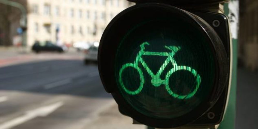 Eine Fahrradampel die auf grün zeigt.