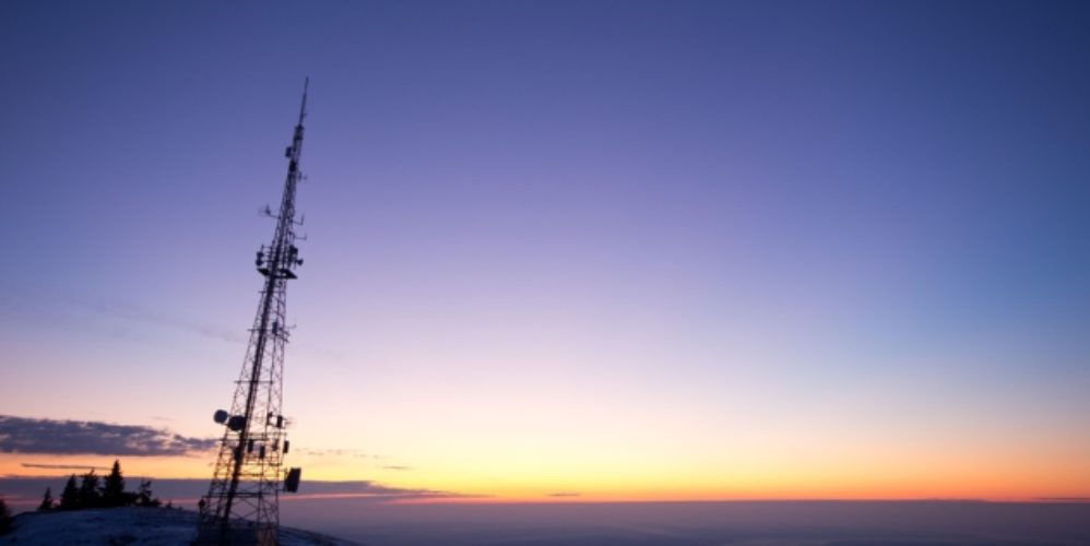 Sonnenuntergang mit einem Strommast.
