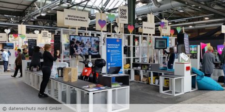 Eine Ausstellung in einer Halle.