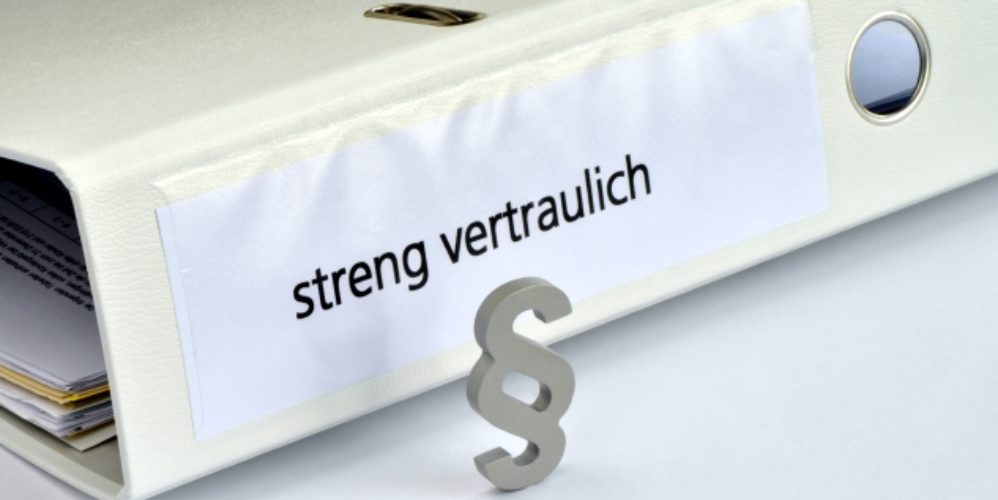 Ein Ordner mit der Aufschrift "streng vertraulich".