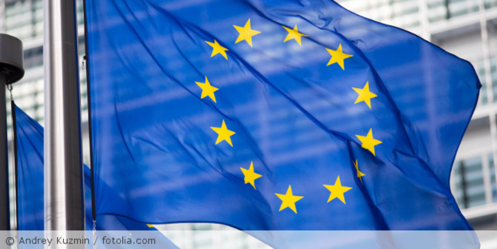 Europa Flagge ganz groß aufgeführt.