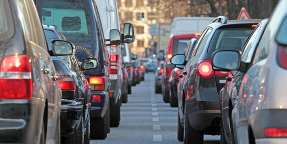 Straße mit zwei Spuren wo die Autos lang fahren.