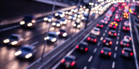 Autobahn von oben mit vielen Autos.