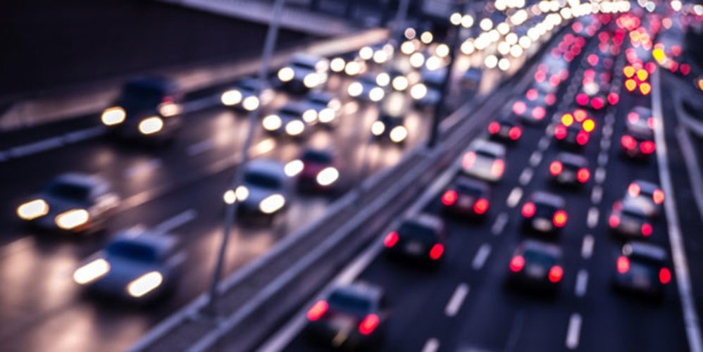 Autobahn von oben mit vielen Autos.