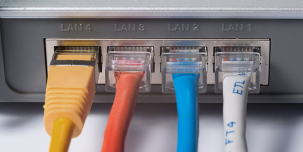 Kabel werden an Router angeschlossen.